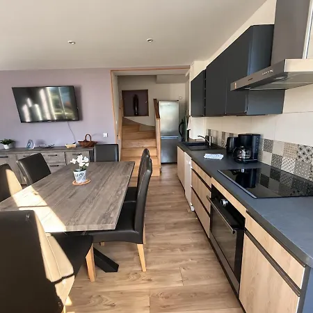 Les Pensees - Duplex Tres Confortable 2 Chambres, 1 Salle De Bain 2 Wc 1Er Etage D'Une Maison Parking Public En Face A 1 Km Bayeux 15 Km De La Mer Proche Plages Du Debarquement * Saint-Vigor-le-Grand