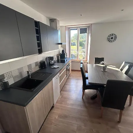 Les Pensees - Duplex Tres Confortable 2 Chambres, 1 Salle De Bain 2 Wc 1Er Etage D'Une Maison Parking Public En Face A 1 Km Bayeux 15 Km De La Mer Proche Plages Du Debarquement * Saint-Vigor-le-Grand
