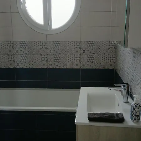 Les Pensees - Duplex Tres Confortable 2 Chambres, 1 Salle De Bain 2 Wc 1Er Etage D'Une Maison Parking Public En Face A 1 Km Bayeux 15 Km De La Mer Proche Plages Du Debarquement