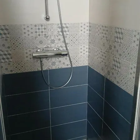 Apartment Les Pensees - Duplex Tres Confortable 2 Chambres, 1 Salle De Bain 2 Wc 1Er Etage D'Une Maison Parking Public En Face A 1 Km Bayeux 15 Km De La Mer Proche Plages Du Debarquement *