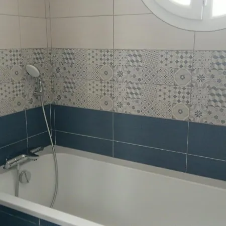 Apartment Les Pensees - Duplex Tres Confortable 2 Chambres, 1 Salle De Bain 2 Wc 1Er Etage D'Une Maison Parking Public En Face A 1 Km Bayeux 15 Km De La Mer Proche Plages Du Debarquement Saint-Vigor-le-Grand