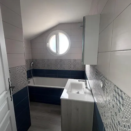Les Pensees - Duplex Tres Confortable 2 Chambres, 1 Salle De Bain 2 Wc 1Er Etage D'Une Maison Parking Public En Face A 1 Km Bayeux 15 Km De La Mer Proche Plages Du Debarquement *