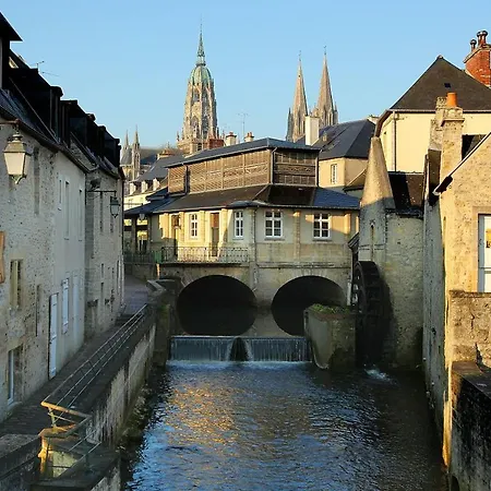 Les Pensees - Duplex Tres Confortable 2 Chambres, 1 Salle De Bain 2 Wc 1Er Etage D'Une Maison Parking Public En Face A 1 Km Bayeux 15 Km De La Mer Proche Plages Du Debarquement